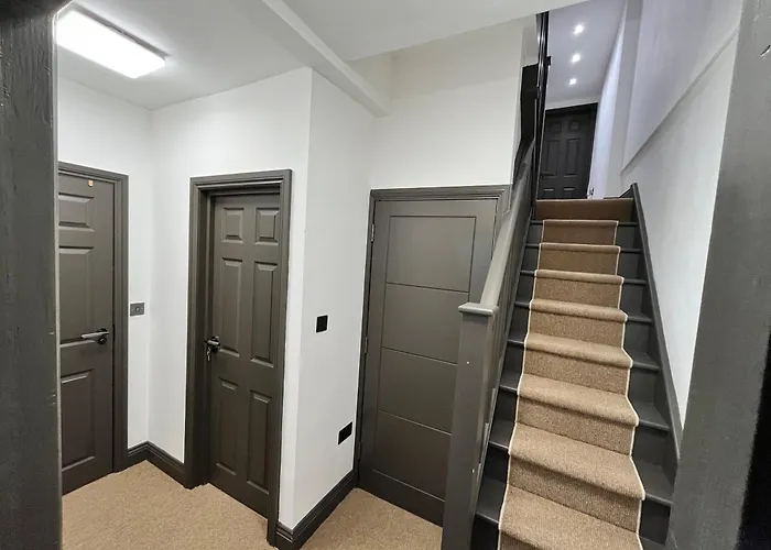 Fabulous 3 Bed Apartment - Near Excel - Sleeps 6 - 8