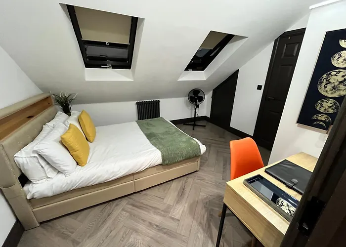 Fabulous 3 Bed Apartment - Near Excel - Sleeps 6 - 8