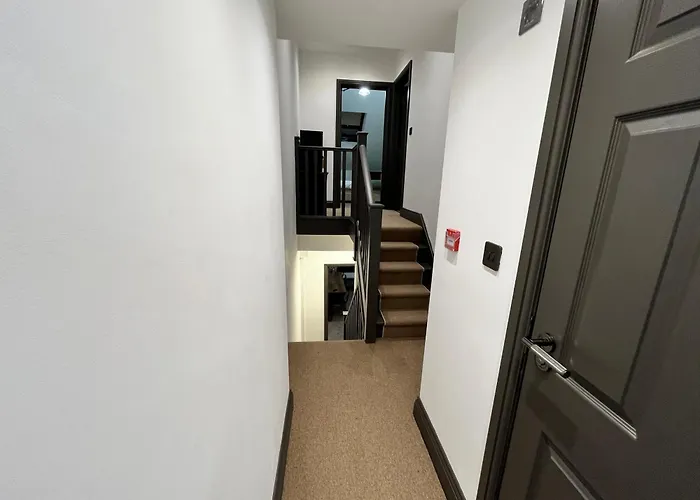 Fabulous 3 Bed Apartment - Near Excel - Sleeps 6 - 8
